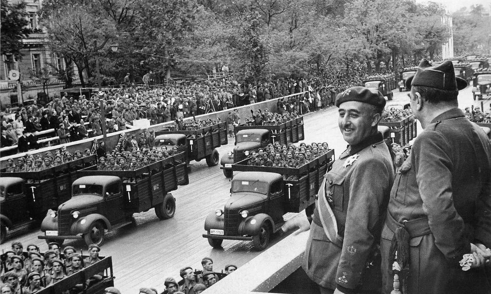 Francisco Franco tábornok szemléli a Madridba bevonuló falangista csapatokat
