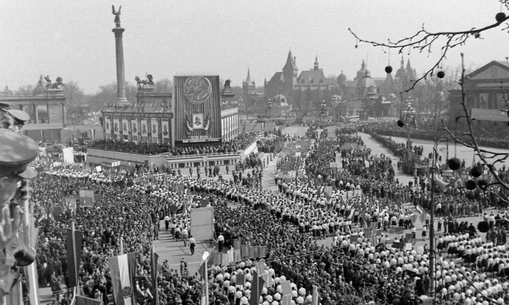 A felszabadulás napját ünneplő tömeg 1952-ben