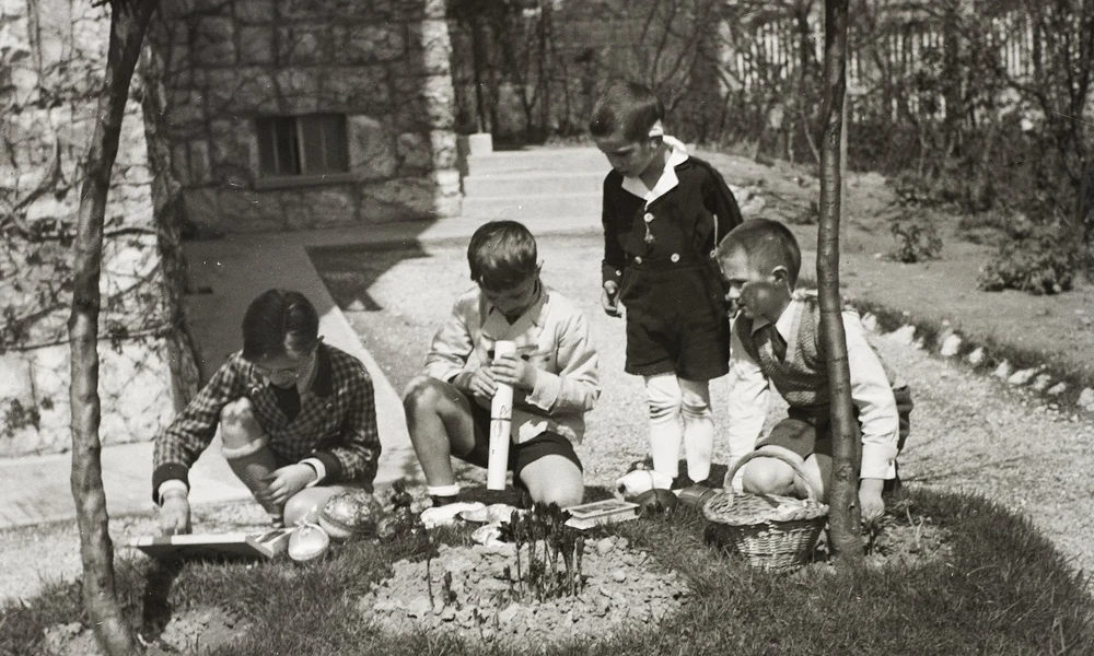 Tojáskeresés a XIII. kerületi Tóth Lőrinc utca 14. udvarában (1935)
