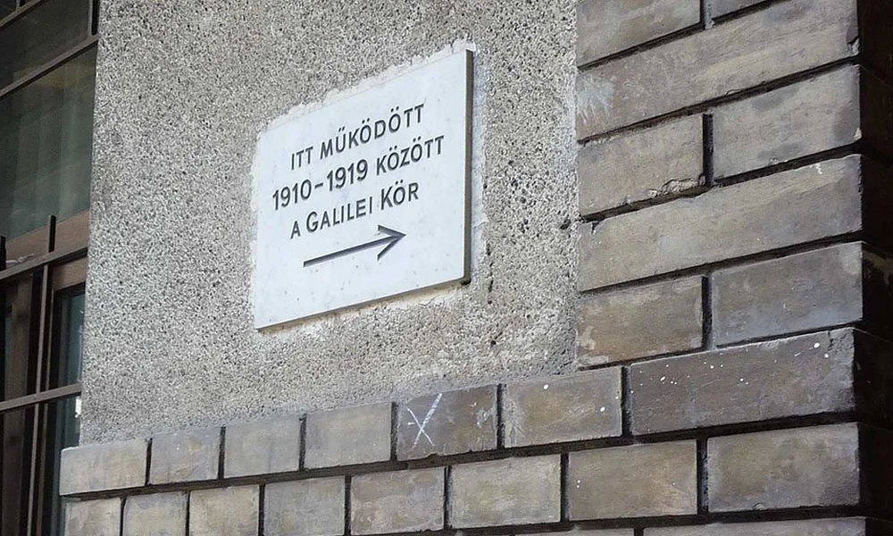 Emléktábla a Galilei Kör egykori klubhelyiségének helyszínén