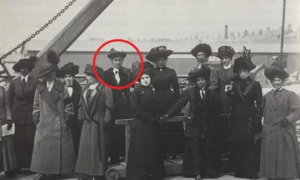 A bekarikázott alak Mabel Bennett