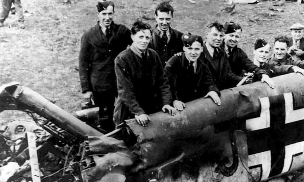 Brit katonák és helyiek Rudolf Hess gépének roncsainál