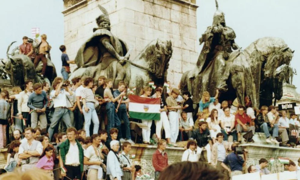 Hősök tere, az erdélyi falurombolás elleni tüntetés 1988. június 27-én.