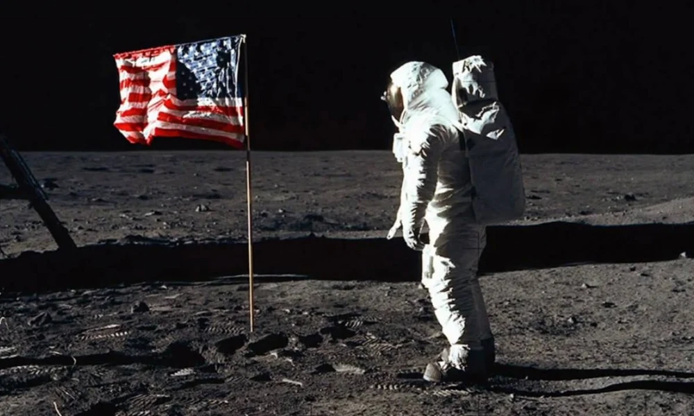 Neil Armstrong a Holdon