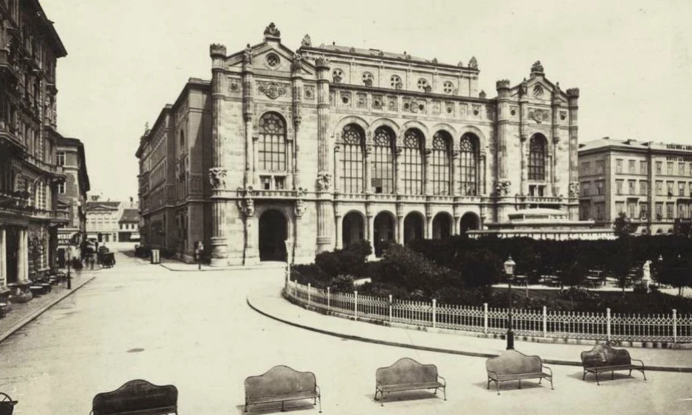 Vigadó tér, a Vigadó és előtte a Hangli kioszk. A felvétel 1877 körül készült. 