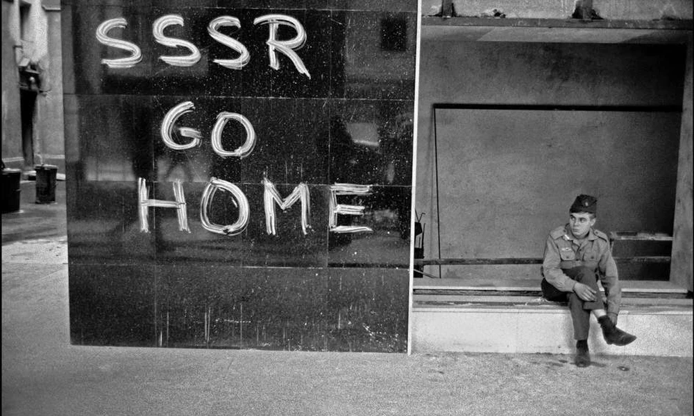 Egy szovjet katona a megszállás ellen tiltakozó falfirka mellett 1968-ban