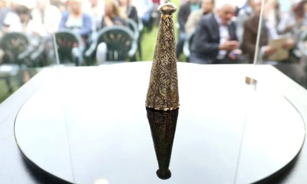 Honfoglaláskori süvegdísz