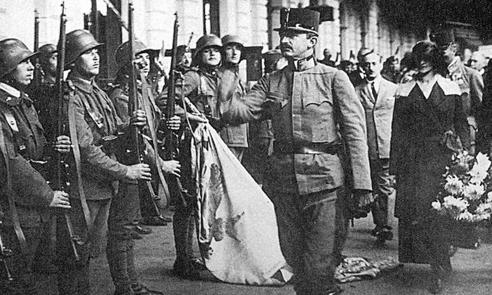 IV. Károly a győri vasútállomáson a második visszatérési kísérlet idején