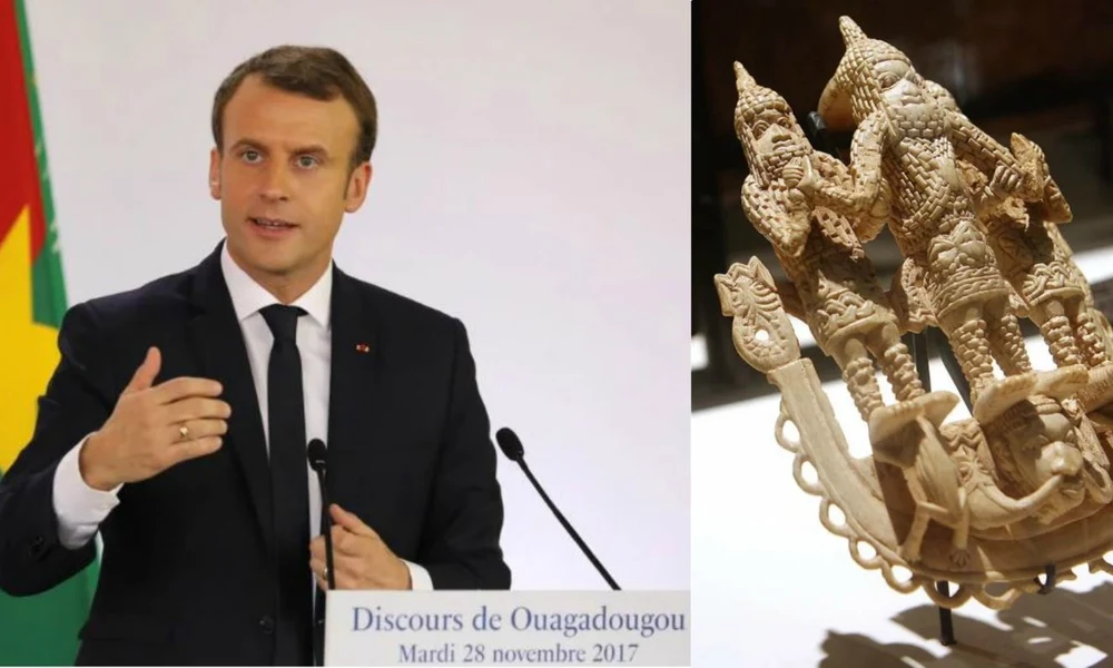 Macron és egy Beninből származó 18. századi elefántcsonszobor a párizsi Quai Branly múzeumban