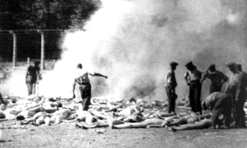 A Sonderkommando tagjai munka közben az auschwitzi koncentrációs táborban egy titokban készített fényképen