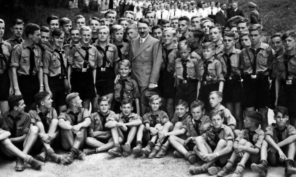 Adolf Hitler és a Hitlerjugend tagjai