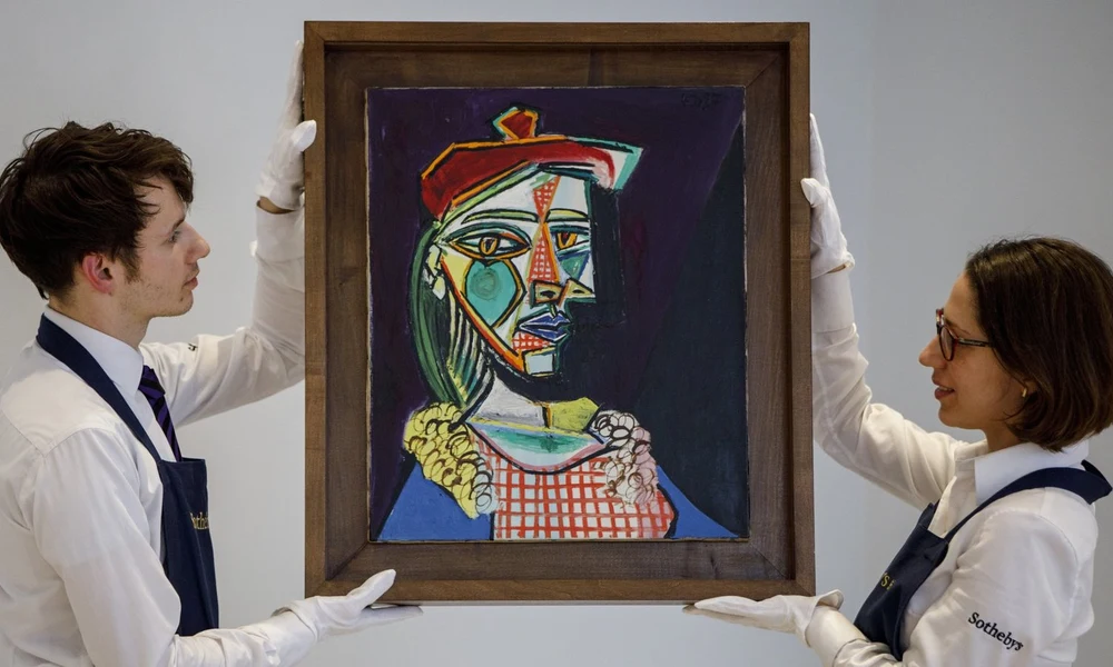Femme au béret et a la robe quadrillée
