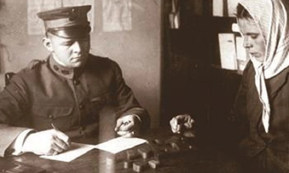 Howard Andrew Knox egy bevándorló asszonyt vizsgál