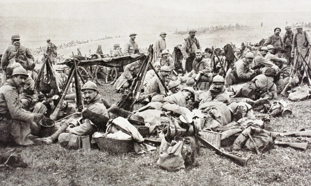 Francia katonák pihennek a frontok mögött Verdun mellett