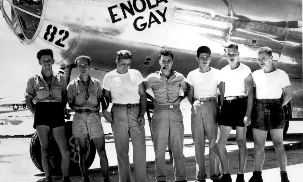 Az Enola Gay legénysége, középen Paul Tibbets