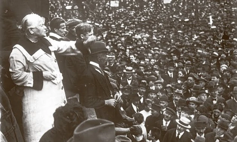 Clara Zetkin szónokol egy tüntetésen