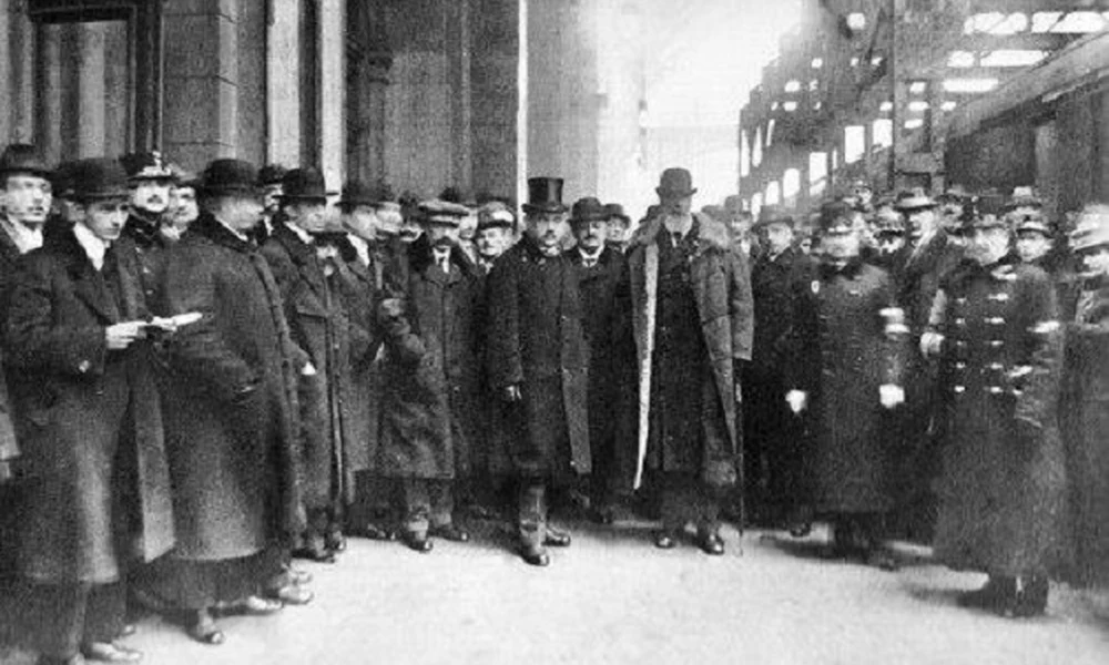 Az Apponyi Albert vezette békedelegáció tagjai a Keleti Pályaudvaron