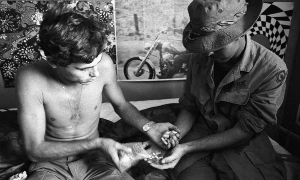 Két amerikai katona heroinampullákat cserél Vietnamban