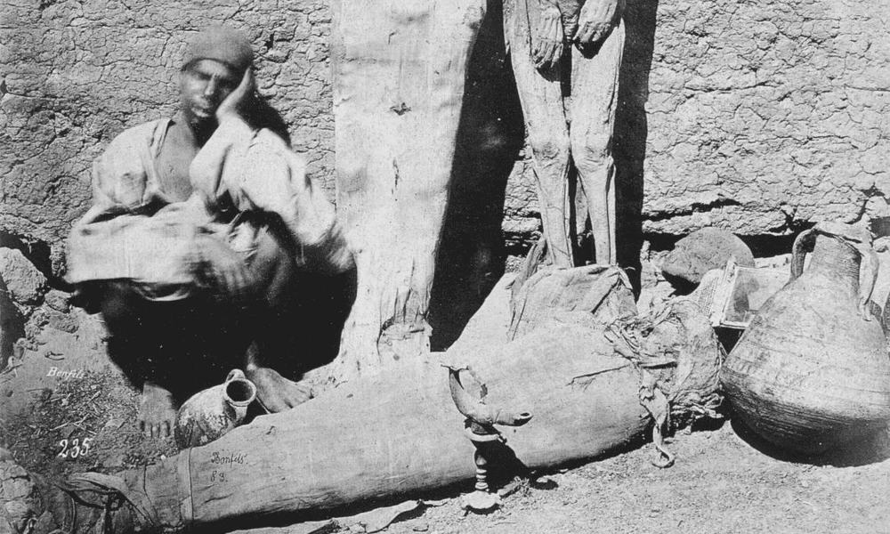 Ritka fotó egy egyiptomiról, aki múmiát árul az utcán 1875-ben