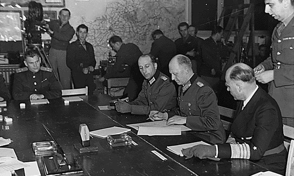 Alfred Jodl német vezérezredes aláírja a kapitulációról szóló okmányt