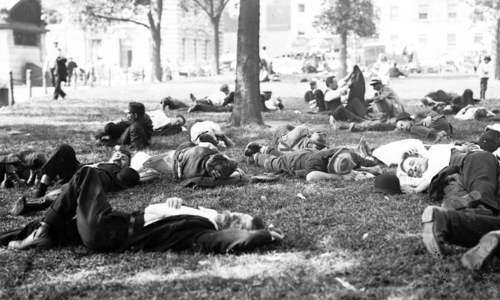 A Battery Park fáinak árnyékában pihennek a New York-iak az 1911-es hőhullám idején