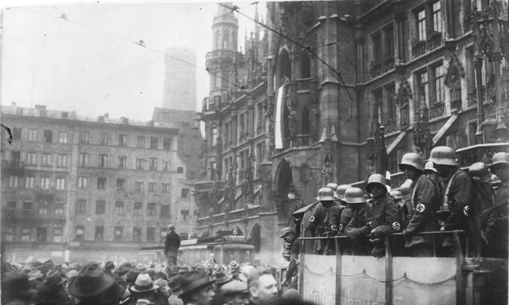 A müncheni Marienplatz a sörpuccs idején