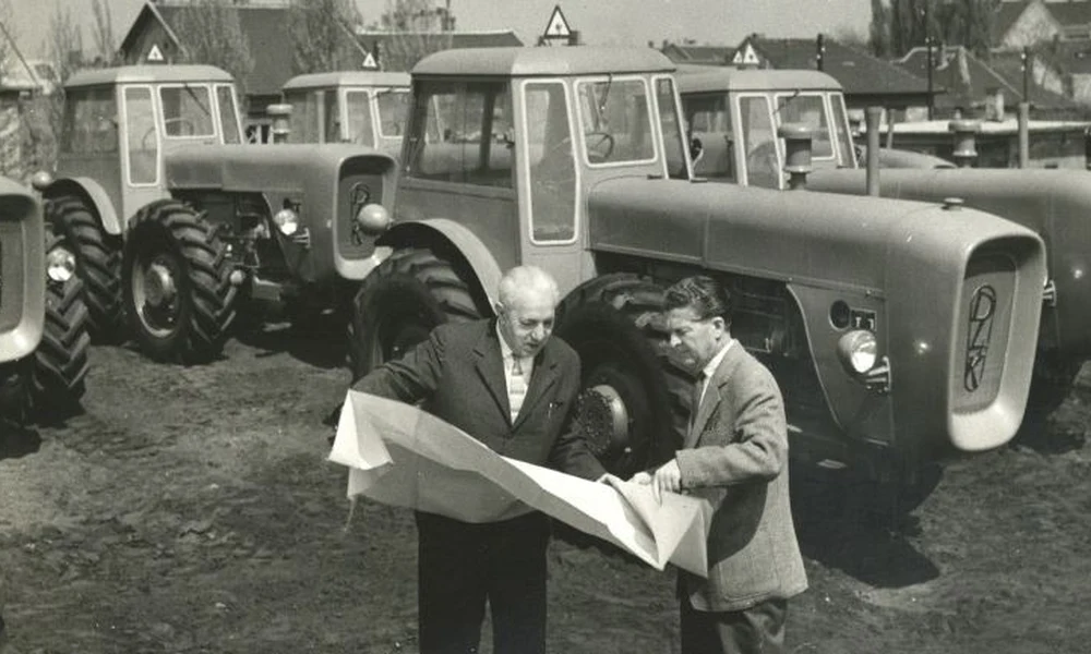 Korbuly János és Rohrer Emil Dutra traktorok előtt
