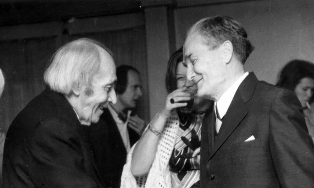 Nagymező utca, Thália Színház. Déry Tibor gratulál Németh László írónak, a Gandhi halála című drámája alapján készült színdarab bemutatója alkalmával