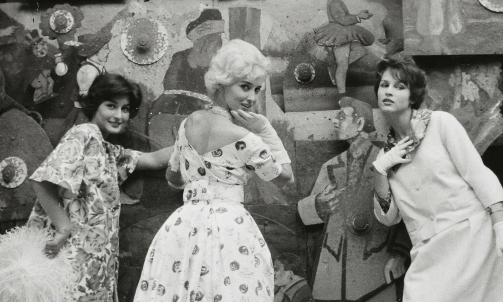 Céllövölde, balra Katona Mari, jobbra Králik Ili manöken, 1962