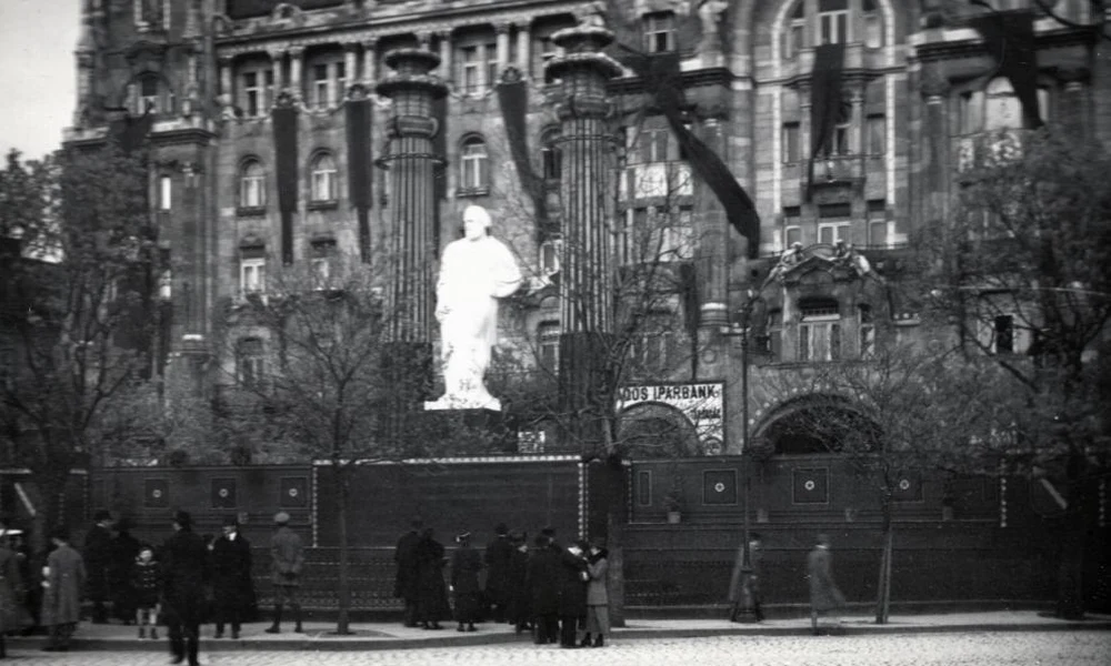 1919, Széchenyi István (Október 29.) tér, 1919 május 1-i díszlet Marx szoborral a Gresham palota előtt.