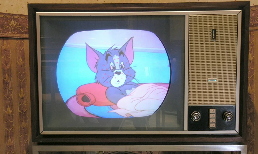 színes TV