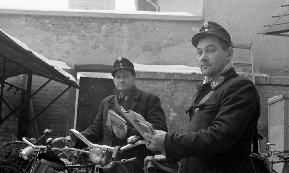 1970, Cegléd, kézbesítők a postahivatal udvarán