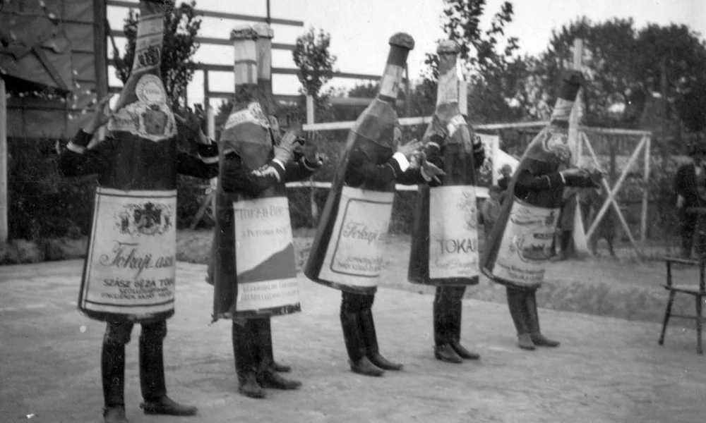 Tokaji borosüvegeknek öltözött férfiak, 1934