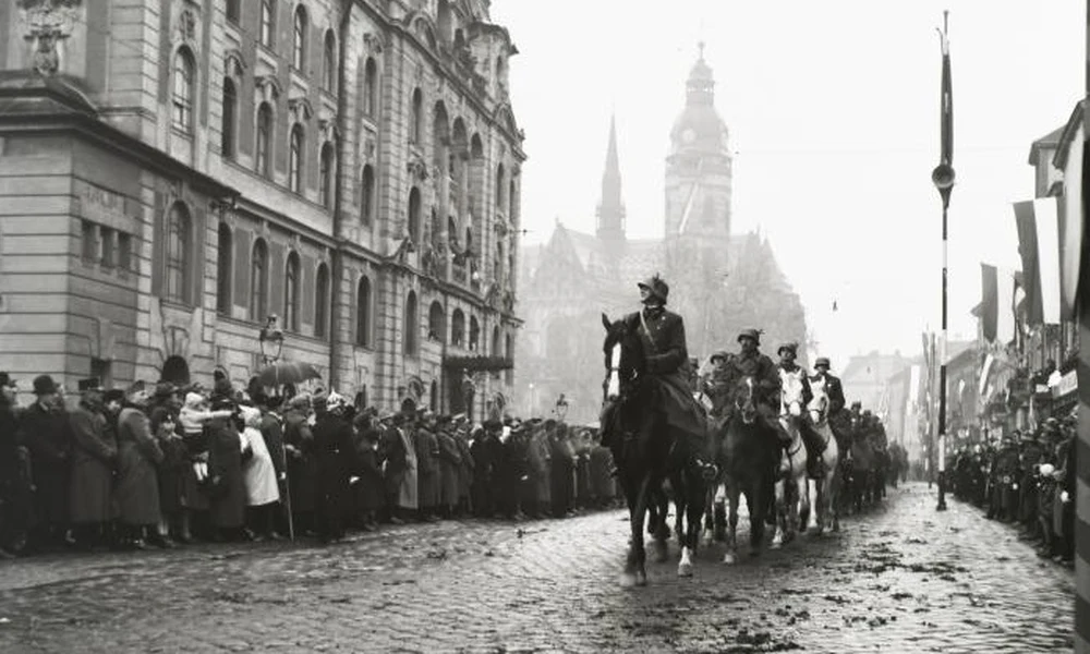 A kassai Fő utca (ulica Hlavná) 1938. november 11-én a magyar csapatok bevonulása idején. Balra az Állami Színház, szemben a Szent Erzsébet-főszékesegyház (Dóm).