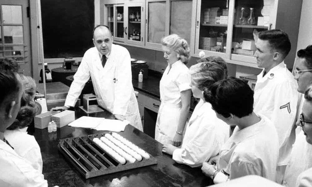 Maurice Hilleman és kutatócsapata 1957-ben