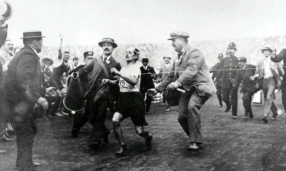 Dorando Pietri nyerte az 1908-as olimpia maratonfutását, ám később kizárták a versenyből, mert segítséget vet igénybe a célvonal előtt