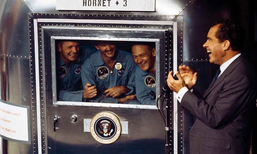 Neil Armstrong, Michael Collins és Edwin „Buzz” Aldrin karanténban, Nixon pedig azon kívül