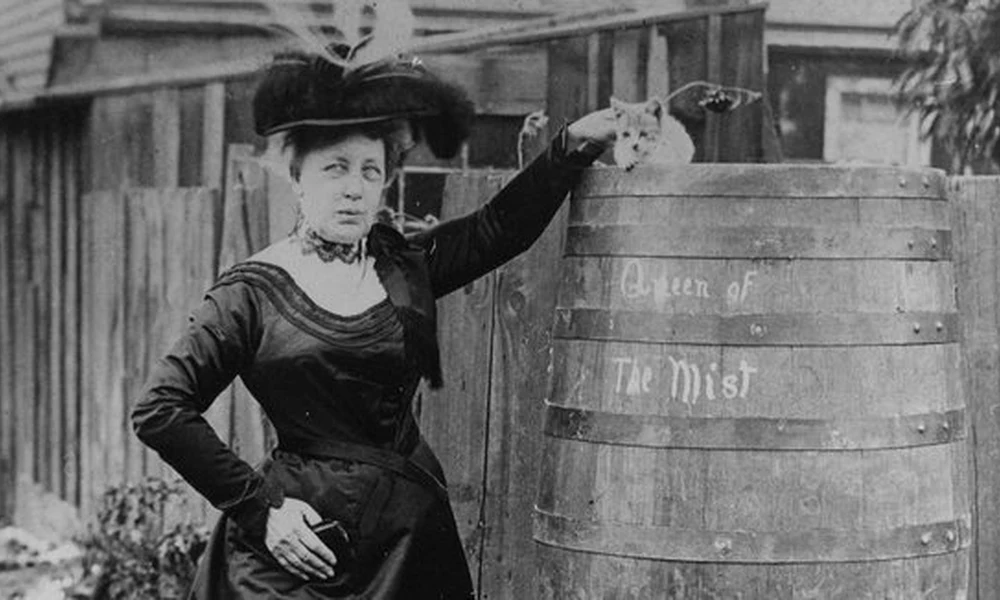 Annie Edison Taylor a macsakájával egy hordóba bújva ereszkedett le a vízesésen