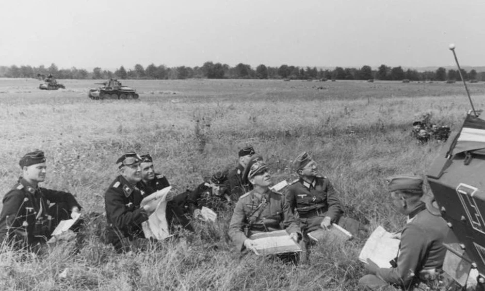 Rommel (középen, szürke egyenruhában) tisztjeivel, 1940-ben