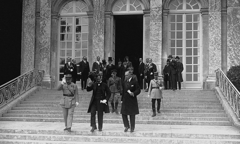 1920. június 4-én, néhány perccel a trianoni békeszerződés aláírása után Benárd Ágost és Drasche-Lázár Alfréd elhagyta a versailles-i Nagy Trianon-kastélyt. Előbbi a tiltakozás jeleként állva írta alá a diktátumot.