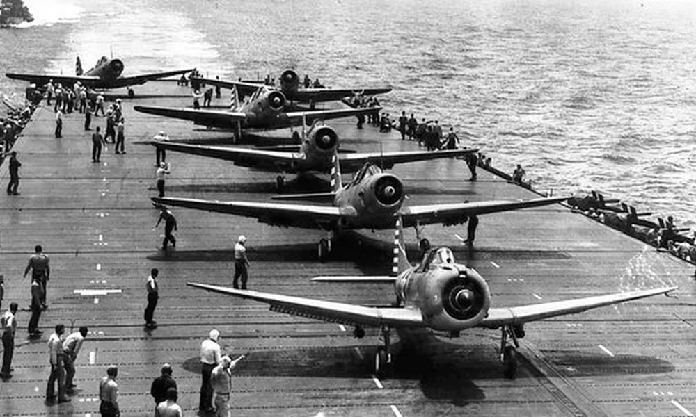 Douglas SBD Dauntless zuhanóbombázók és TBD Devastator torpedóbombázók a USS Enterprise repülőgép-hordozó fedélzetén a csata alatt (kép forrása: defensemedianetwork.com)