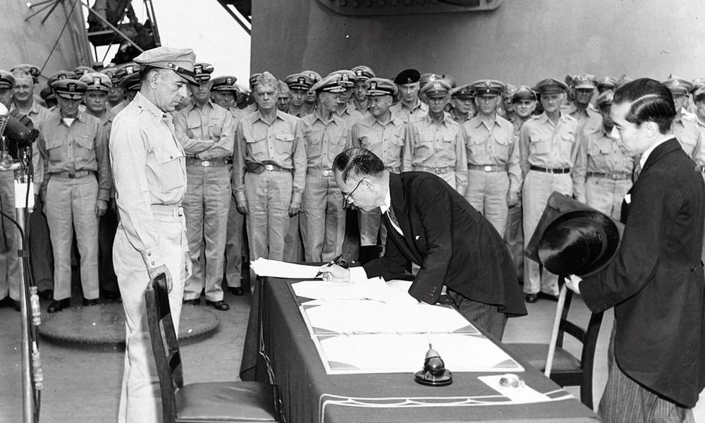 A japán külügyminiszter, Sigemicu Mamoru aláírja a japán fegyverletételi okiratot a USS Missouri fedélzetén 1945. szeptember 2-án