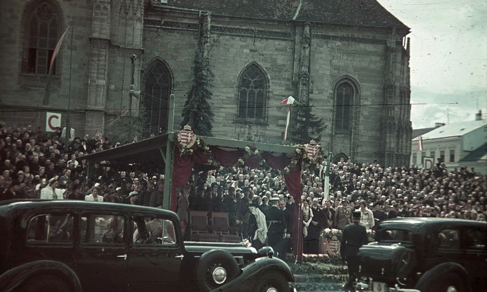 Fő tér a magyar csapatok bevonulása idején, a Szent Mihály-templom előtti emelvénynél Horthy Miklós. A felvétel 1940. szeptember 11-én készült.