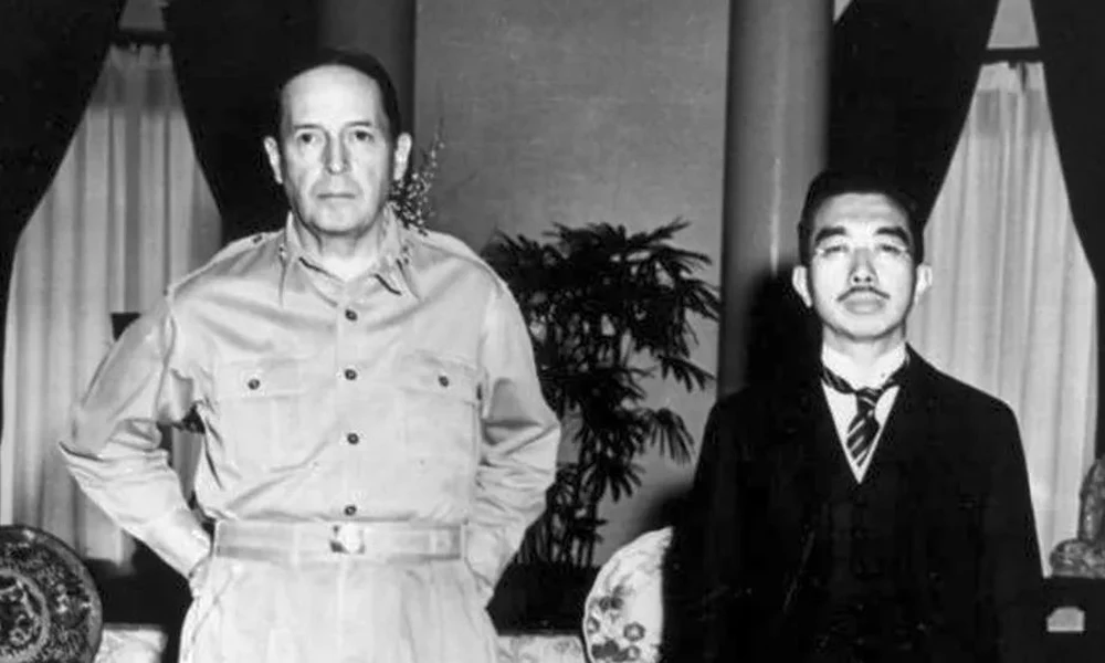 MacArthur és Hirohito