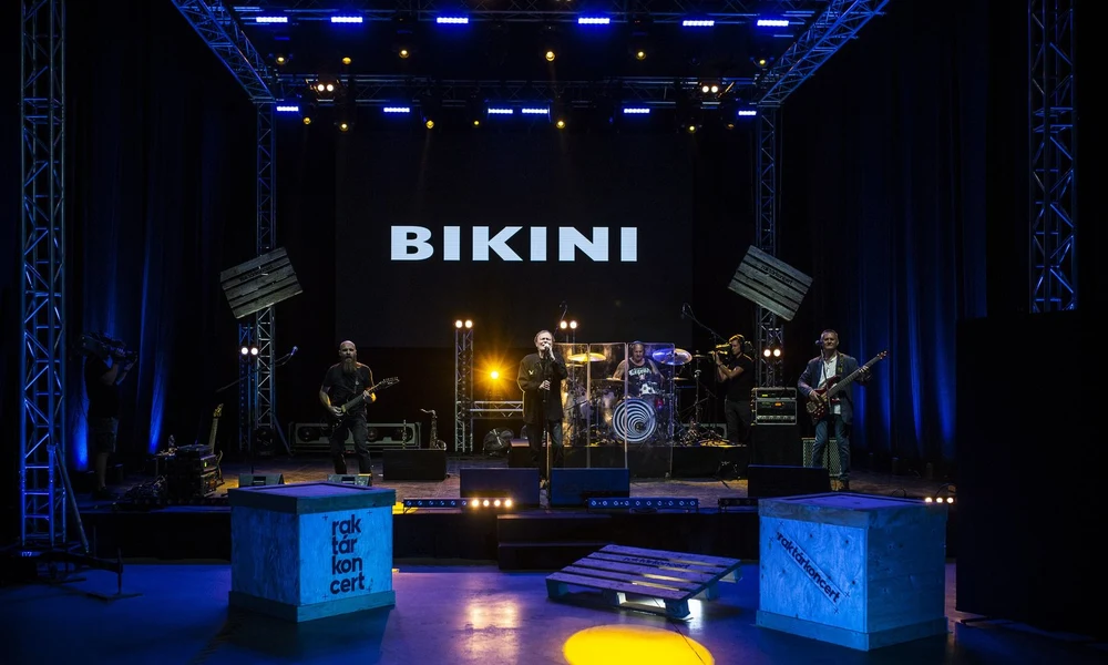 A Bikini raktárkoncert közben