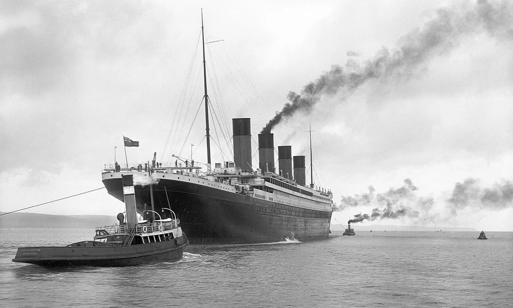 A Titanic a belfasti kikötő előtt