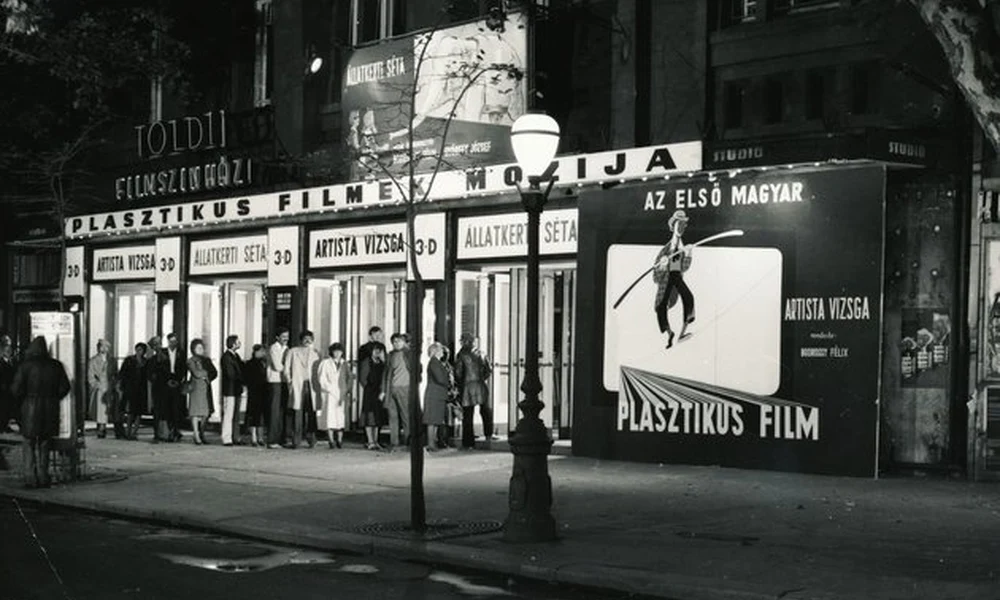 „Ezt már kivárjuk.” Sorban állók a Toldi mozi előtt. (1979)