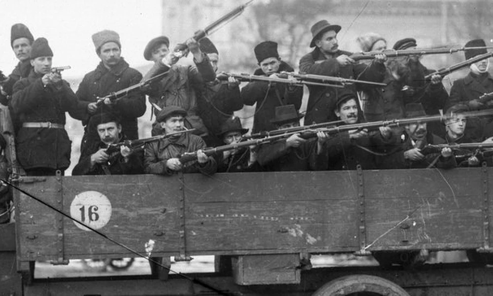 A bolsevik Vörös Gárda tagjai Szentpéterváron 1917 novemberében