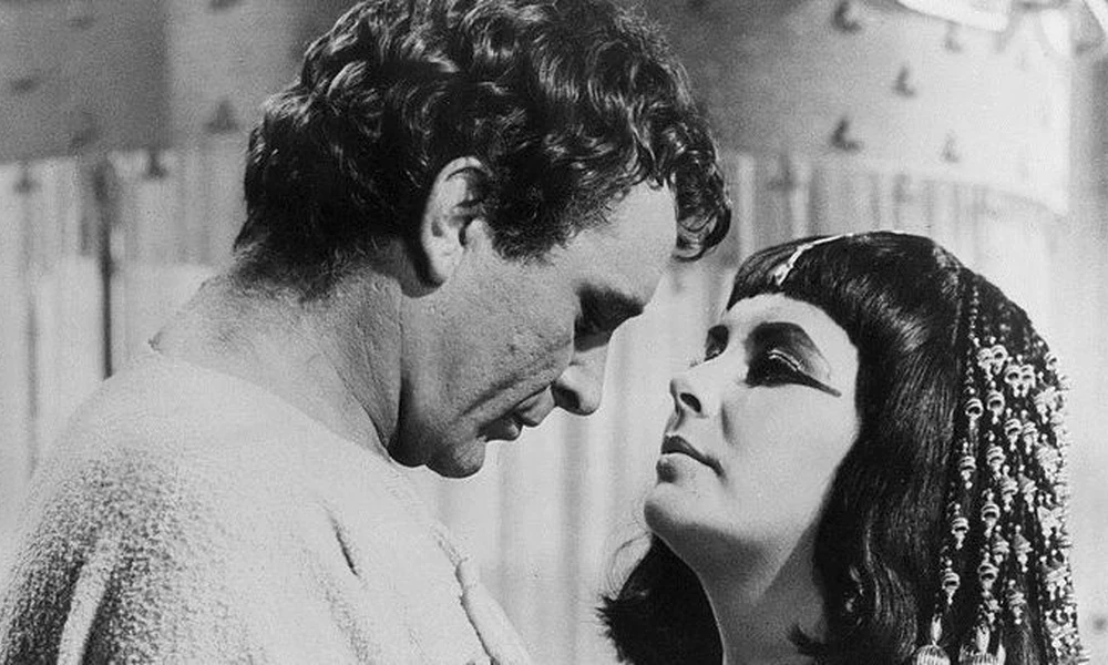 Richard Burton és Elizabeth Taylor a Kleopátra című filmben