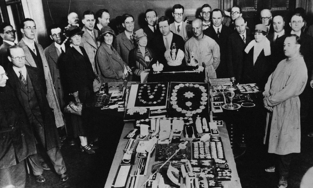 Az első, nem hivatalos tényfeltáró amerikai bizottság 1926-ban a cári család ékszereivel